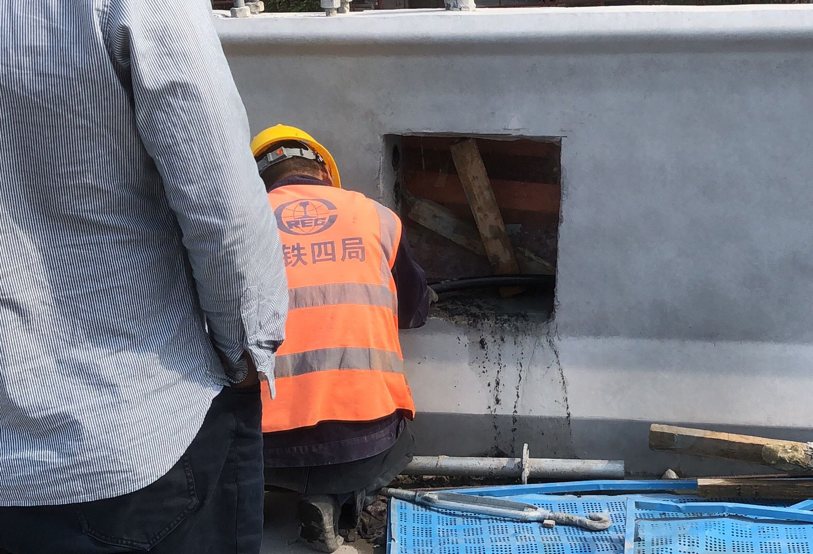 中鐵四局高架橋預(yù)埋穿線管疏通